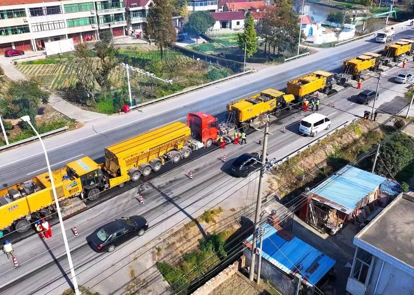 中星养护就地热再生工艺亮相南通